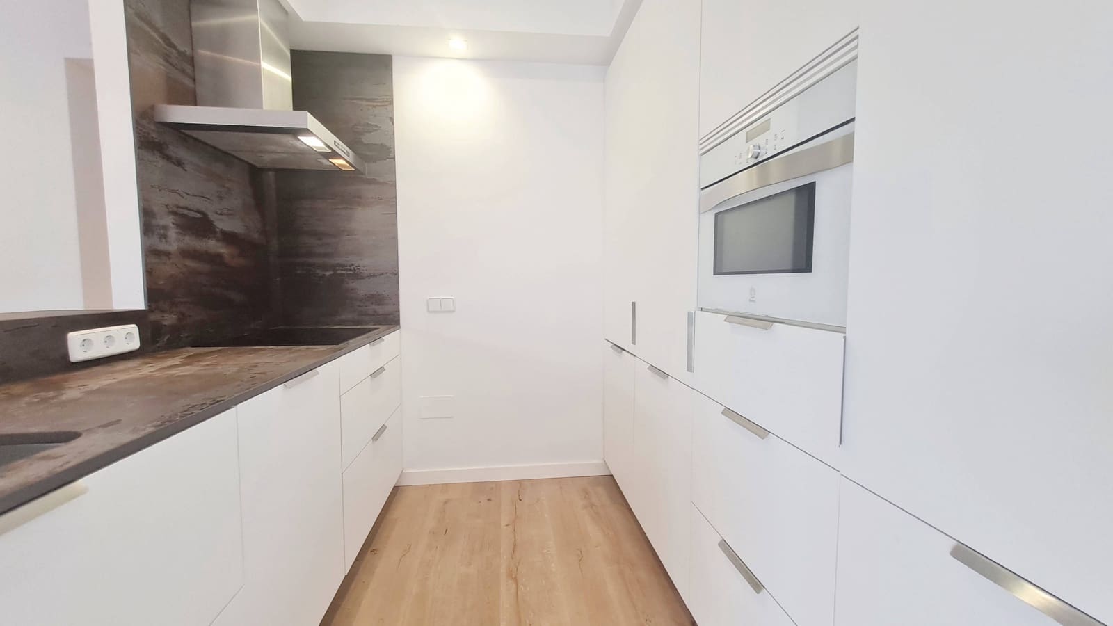 2 soverom Leilighet til leie i Palma de Mallorca med garasje - € 2 250 (Ref: 8697478)