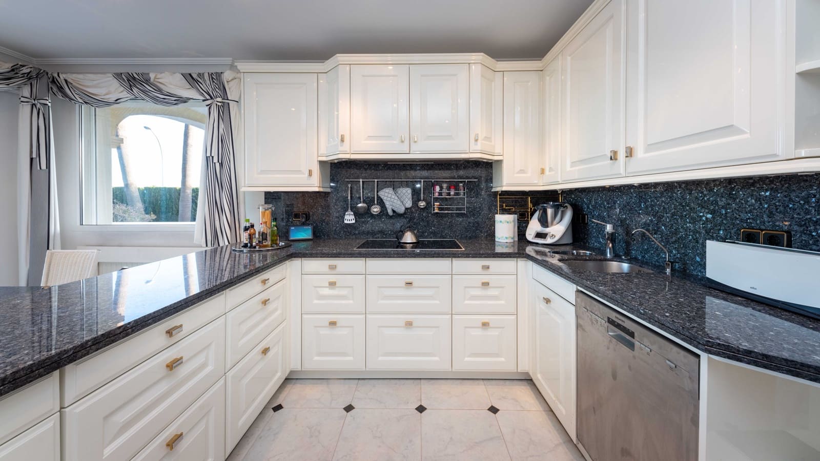 5 bedroom Villa for sale in Santa Ponsa with pool garage - € 4,250,000 (Ref: 8815191)