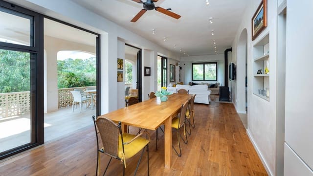 4 bedroom Villa for sale in Cala Llombards, Santanyí with garage - € 1,650,000 (Ref: 8894239)