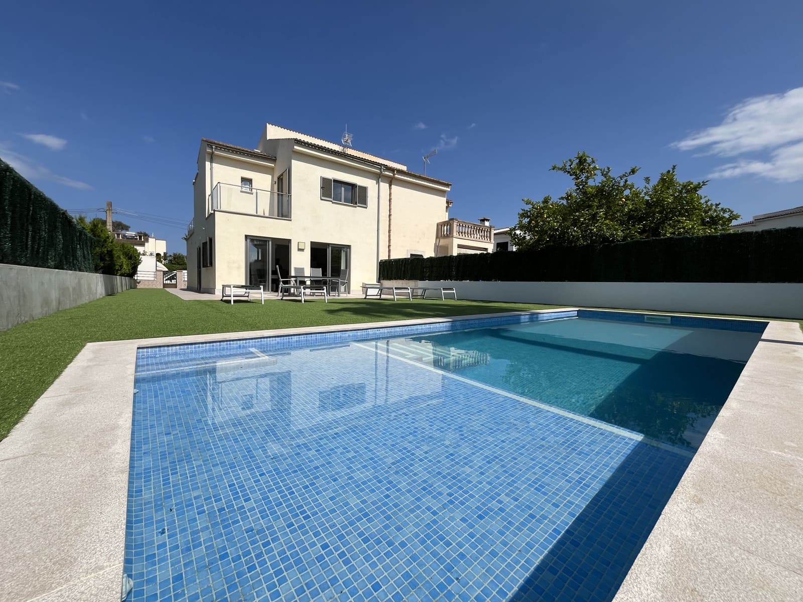4 slaapkamer Halfvrijstaande villa te huur in Muro met zwembad garage - € 3.000 (Ref: 9002437)