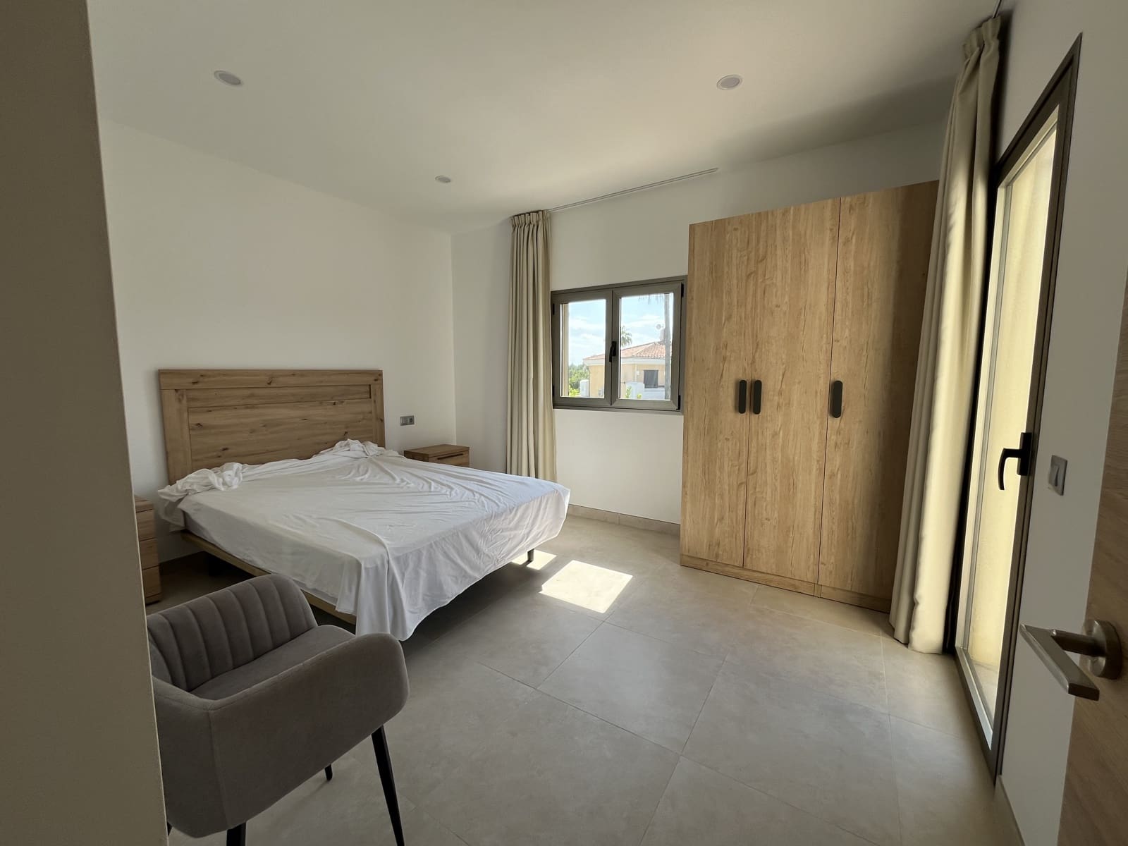 4 slaapkamer Halfvrijstaande villa te huur in Muro met zwembad garage - € 3.000 (Ref: 9002437)