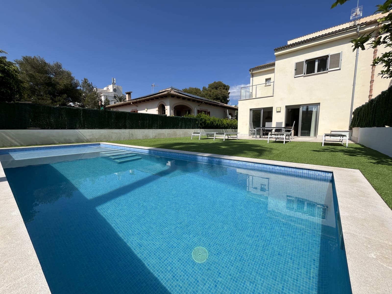 4 slaapkamer Halfvrijstaande villa te huur in Muro met zwembad garage - € 3.000 (Ref: 9002437)