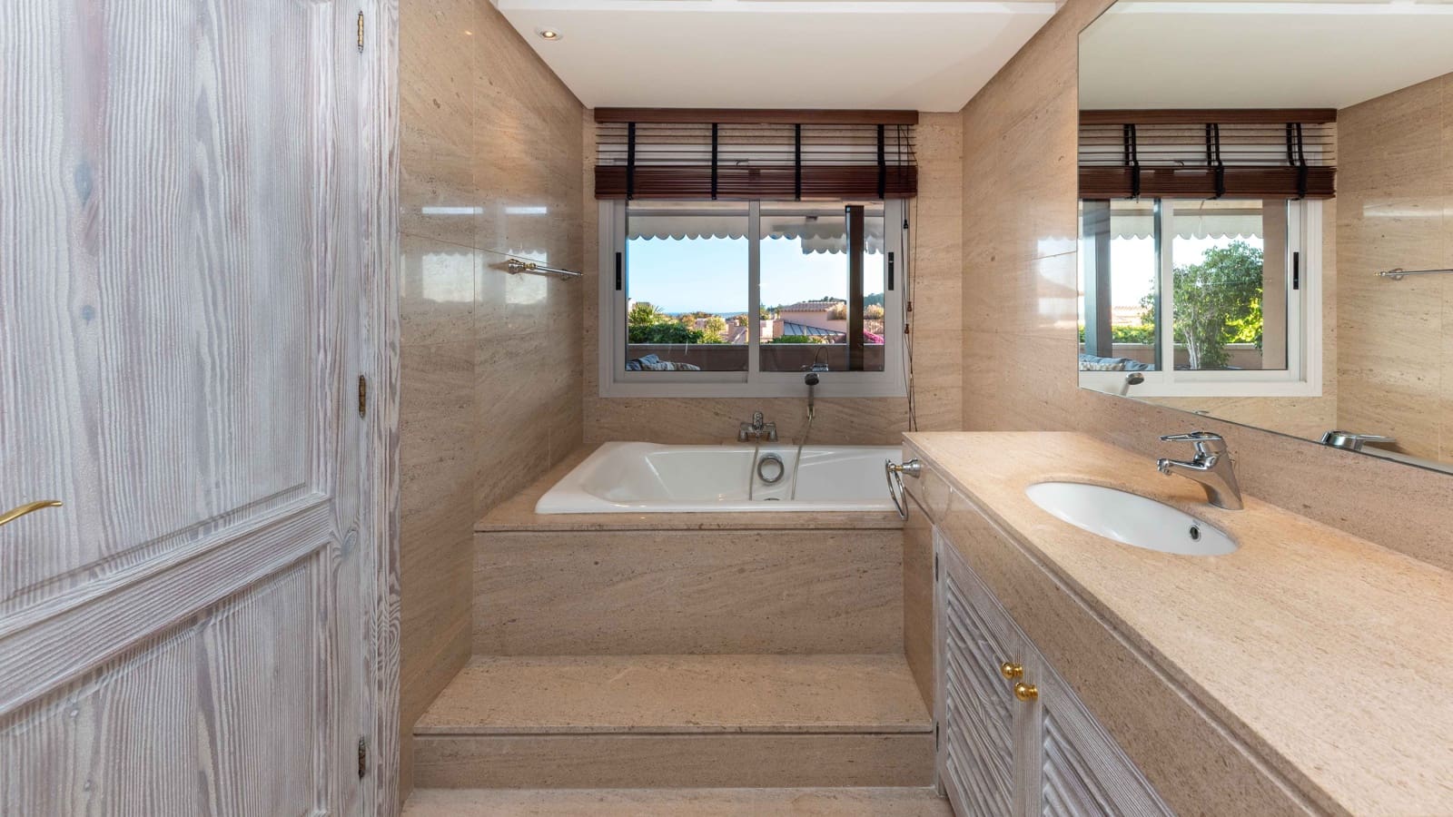 3 soveværelse Lejlighed til salg i Bendinat med garage - € 1.750.000 (Ref: 9022282)