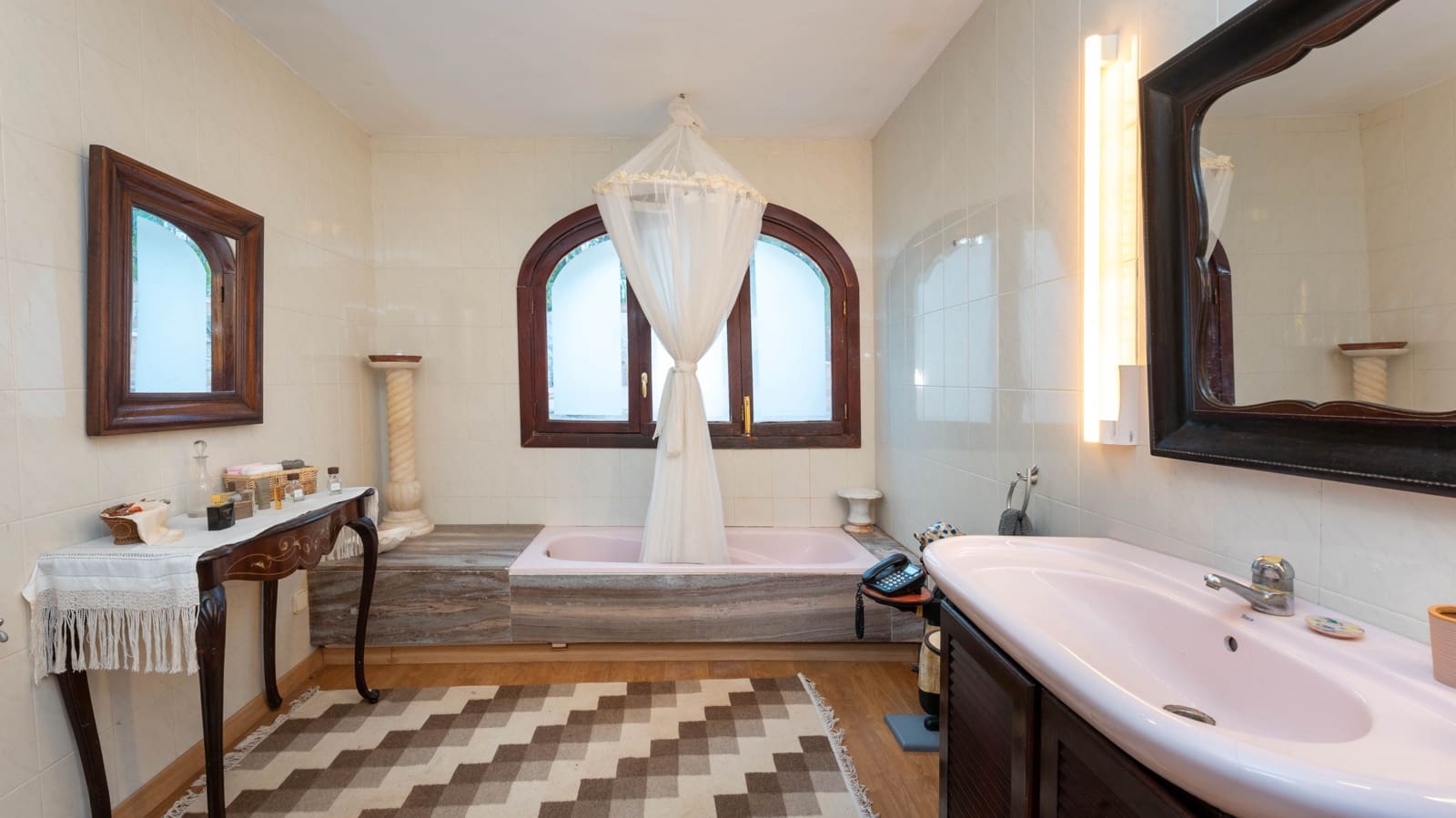 5 bedroom Villa for sale in Genova with garage - € 3,200,000 (Ref: 9172443)