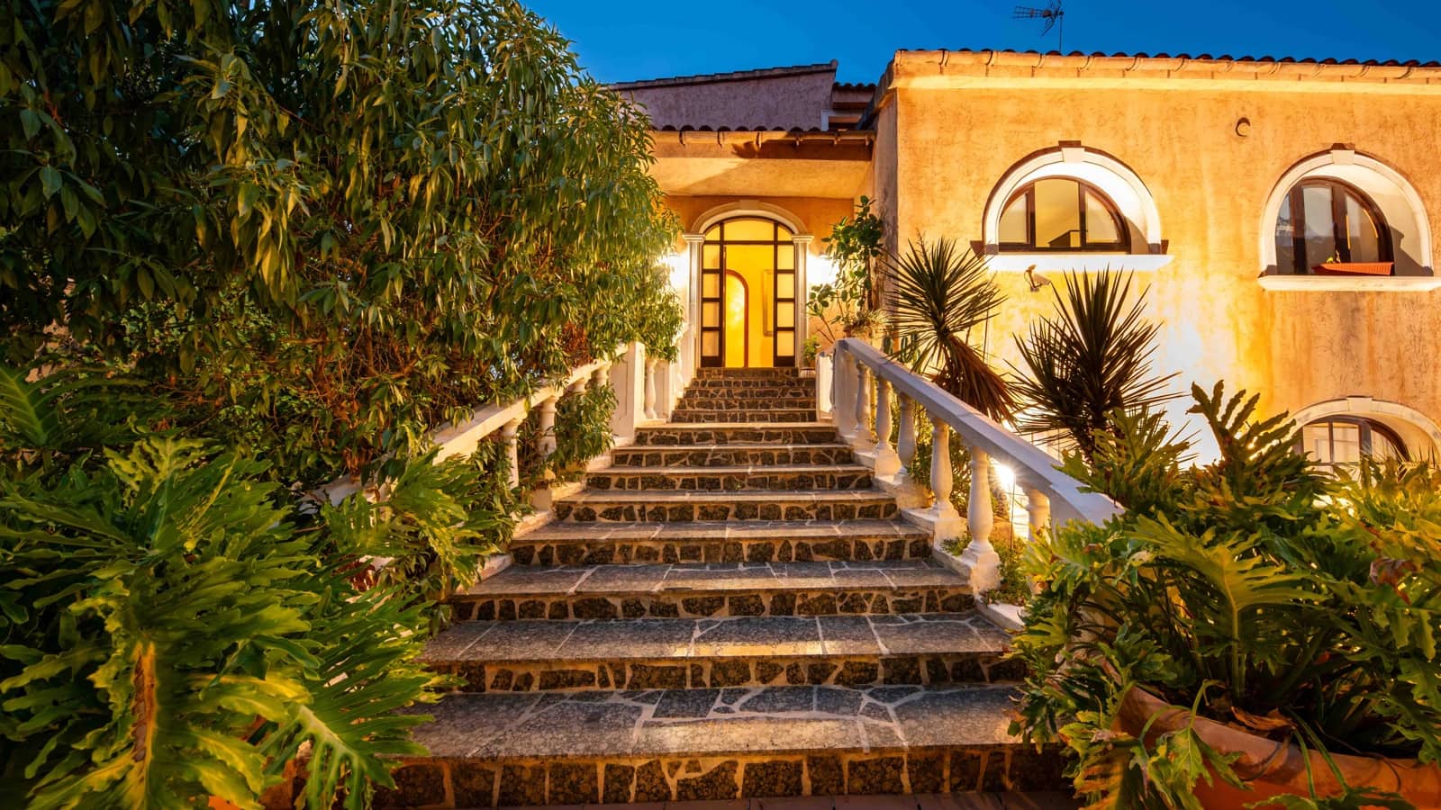 5 bedroom Villa for sale in Genova with garage - € 3,200,000 (Ref: 9172443)