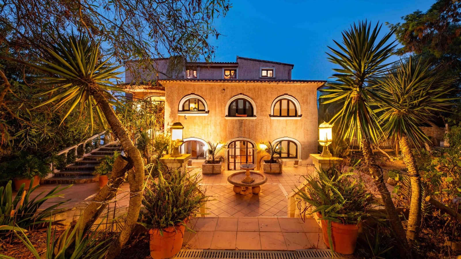 5 bedroom Villa for sale in Genova with garage - € 3,200,000 (Ref: 9172443)