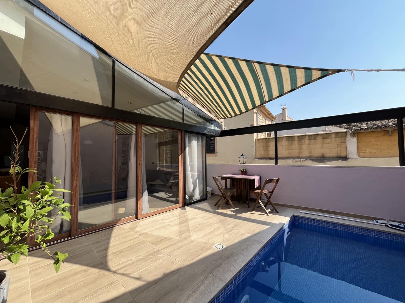 3 soveværelse Semi-Rækkehus til salg i Alaro med swimmingpool garage - € 619.000 (Ref: 9189852)