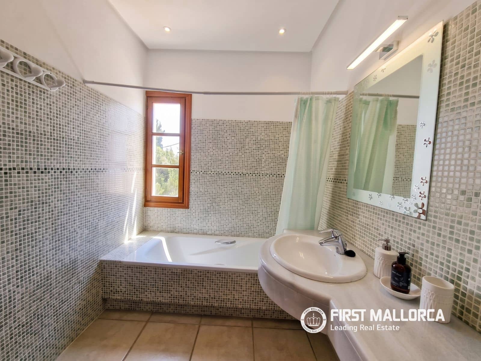 Chalet de 3 habitaciones en Galilea en alquiler con piscina garaje - 4.500 € (Ref: 9195062)