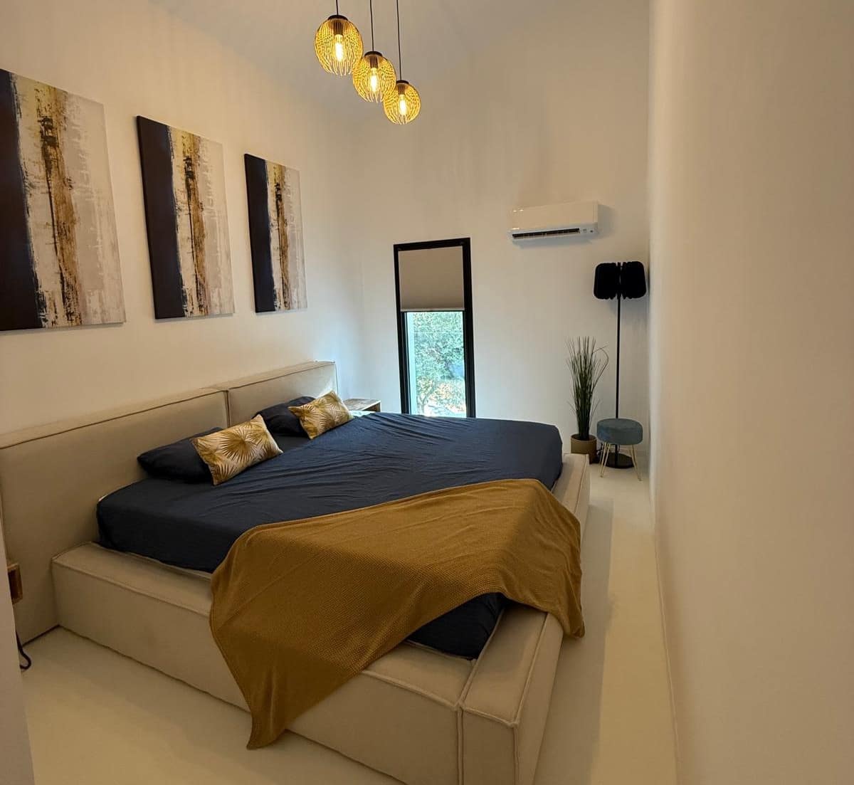 5 bedroom Villa for rent in Cas Catala with pool garage - € 13,000 (Ref: 9271898)