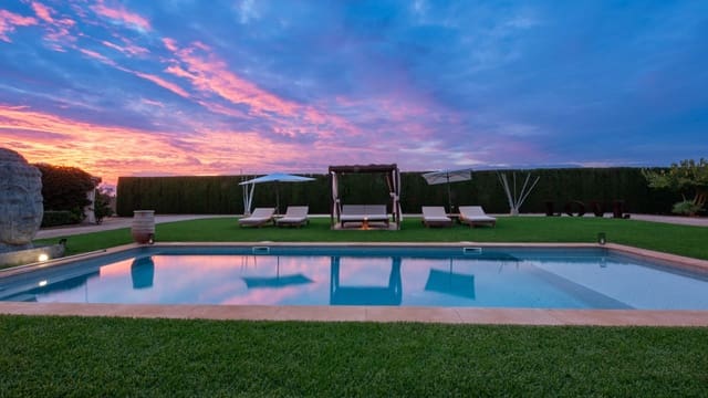 4 sypialnia Finka/Dom wiejski na sprzedaż w Campos z basenem garażem - 1 950 000 € (Ref: 9271902)