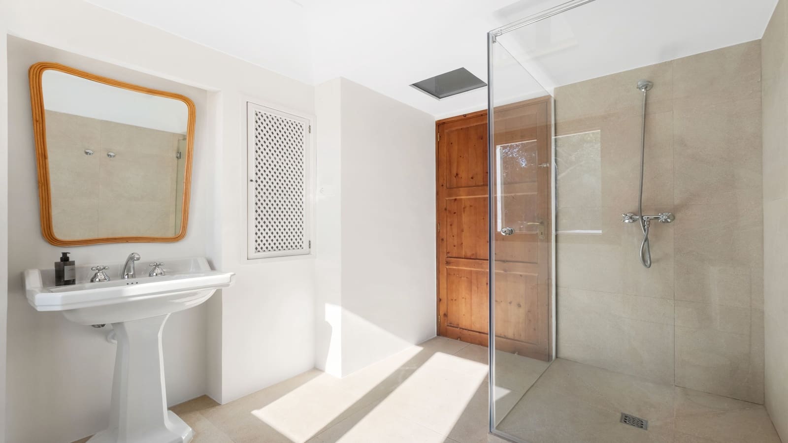 6 bedroom Villa for rent in Cala Ratjada with pool garage - € 15,000 (Ref: 9298962)