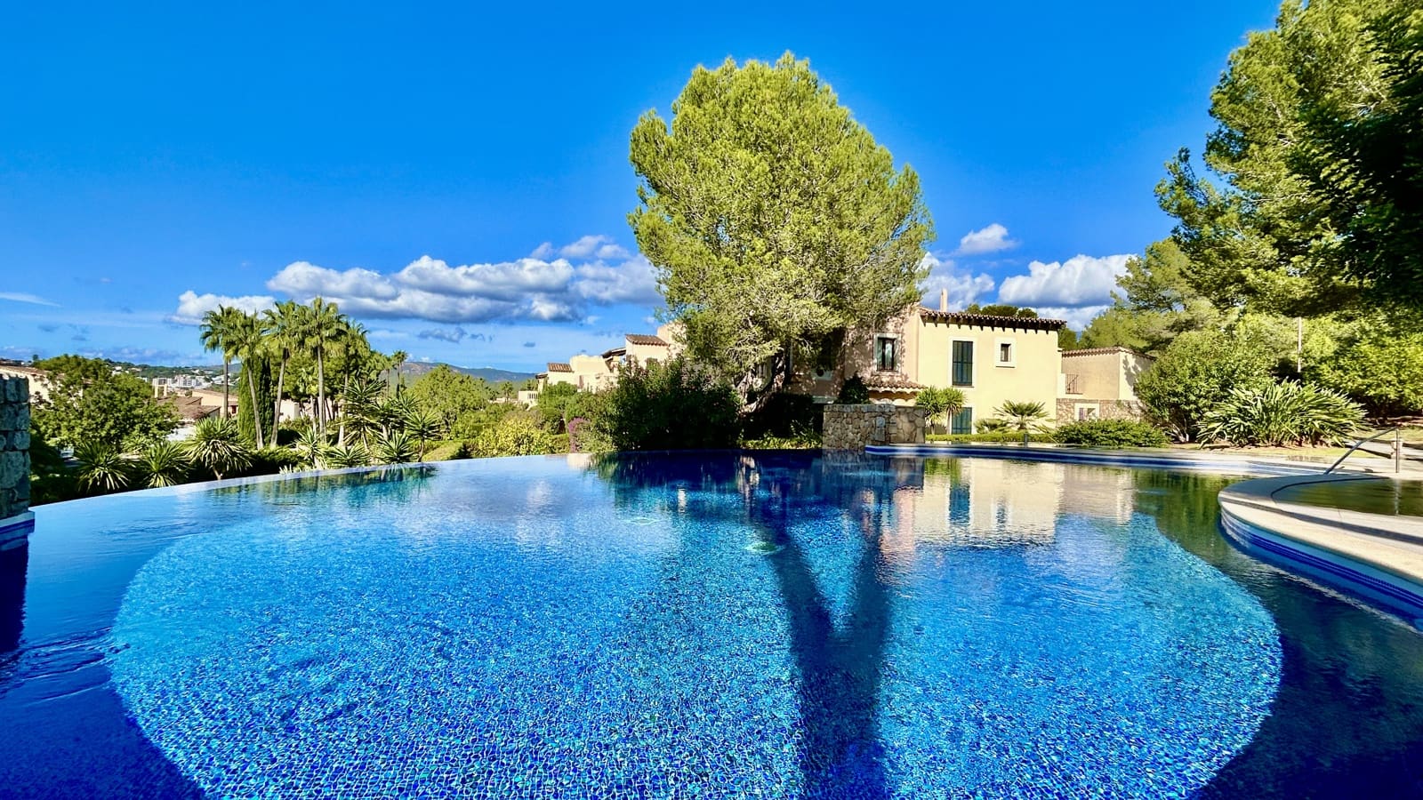 3 bedroom Apartment for sale in Santa Ponsa with garage - € 995,000 (Ref: 9360885)