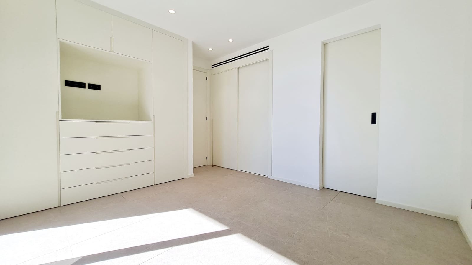 2 soverom Leilighet til leie i Palma de Mallorca med garasje - € 2 900 (Ref: 9384812)