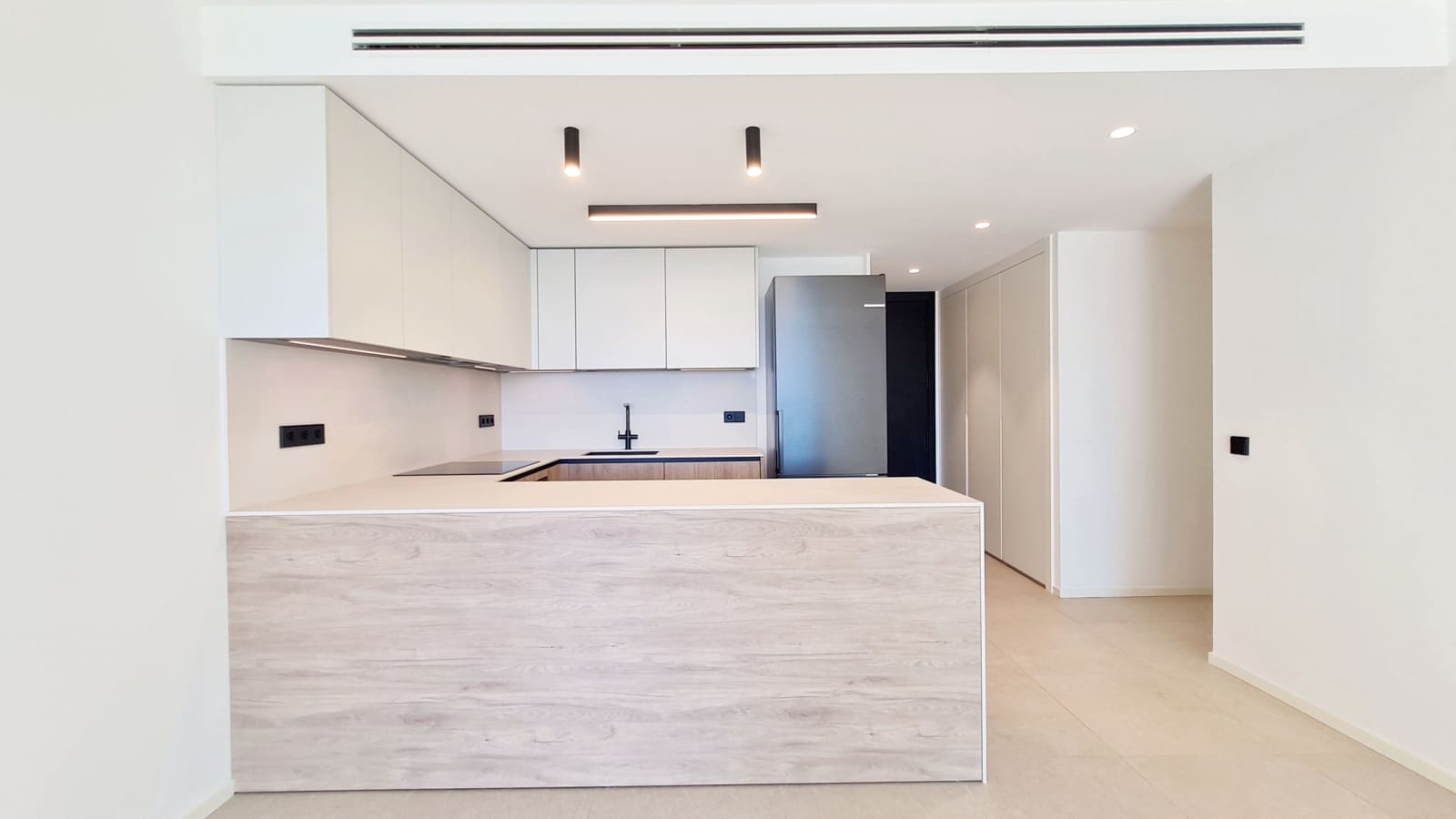 2 soverom Leilighet til leie i Palma de Mallorca med garasje - € 2 900 (Ref: 9384812)