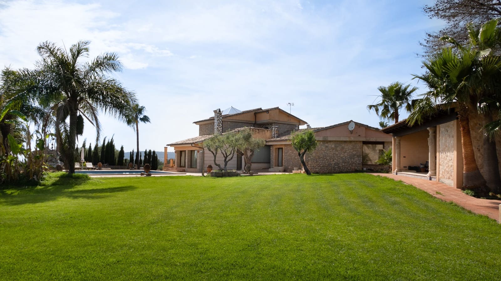 5 slaapkamer Villa te koop in Puntiro met zwembad garage - € 4.100.000 (Ref: 9397825)