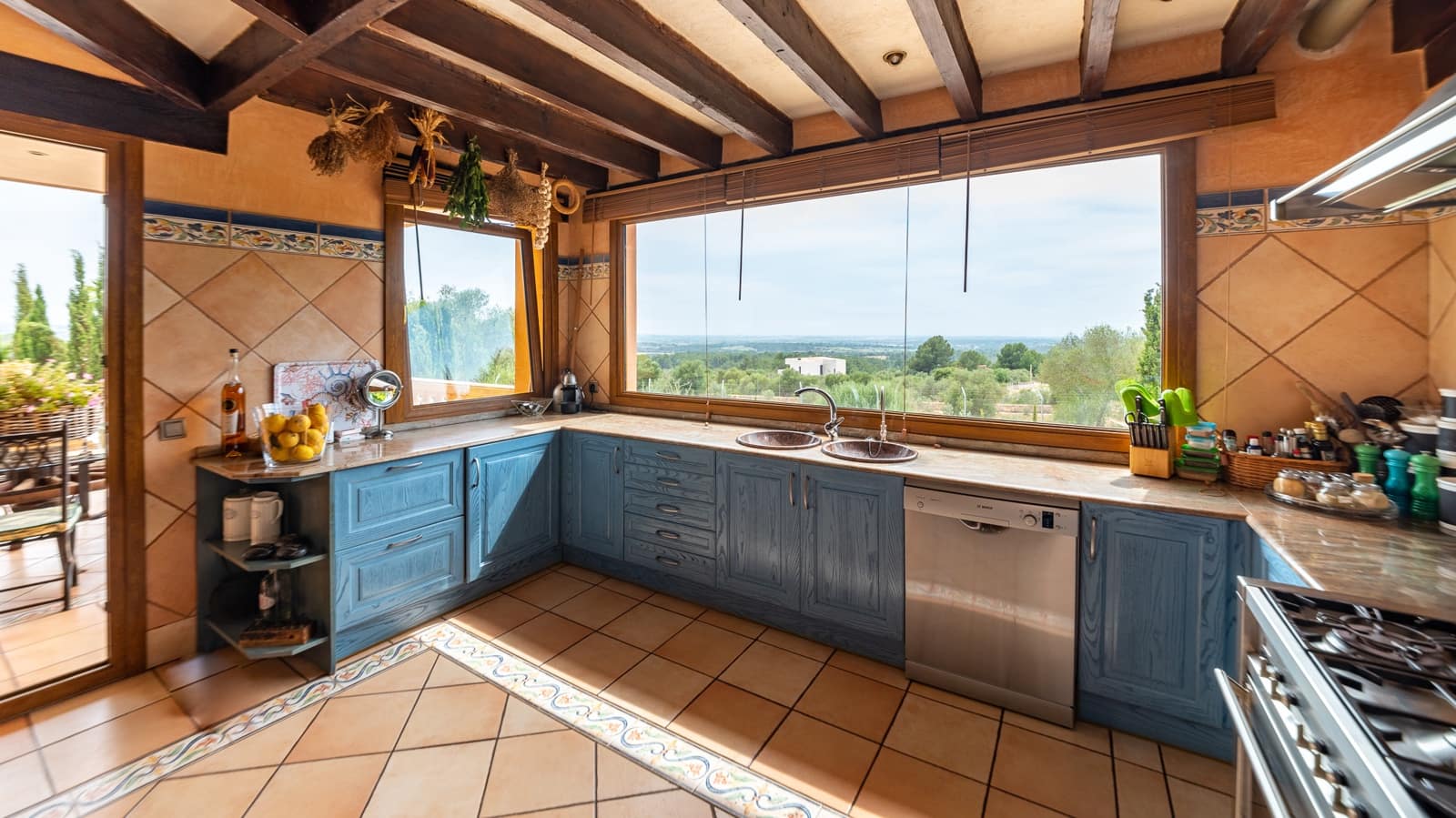 5 slaapkamer Villa te koop in Puntiro met zwembad garage - € 4.100.000 (Ref: 9397825)