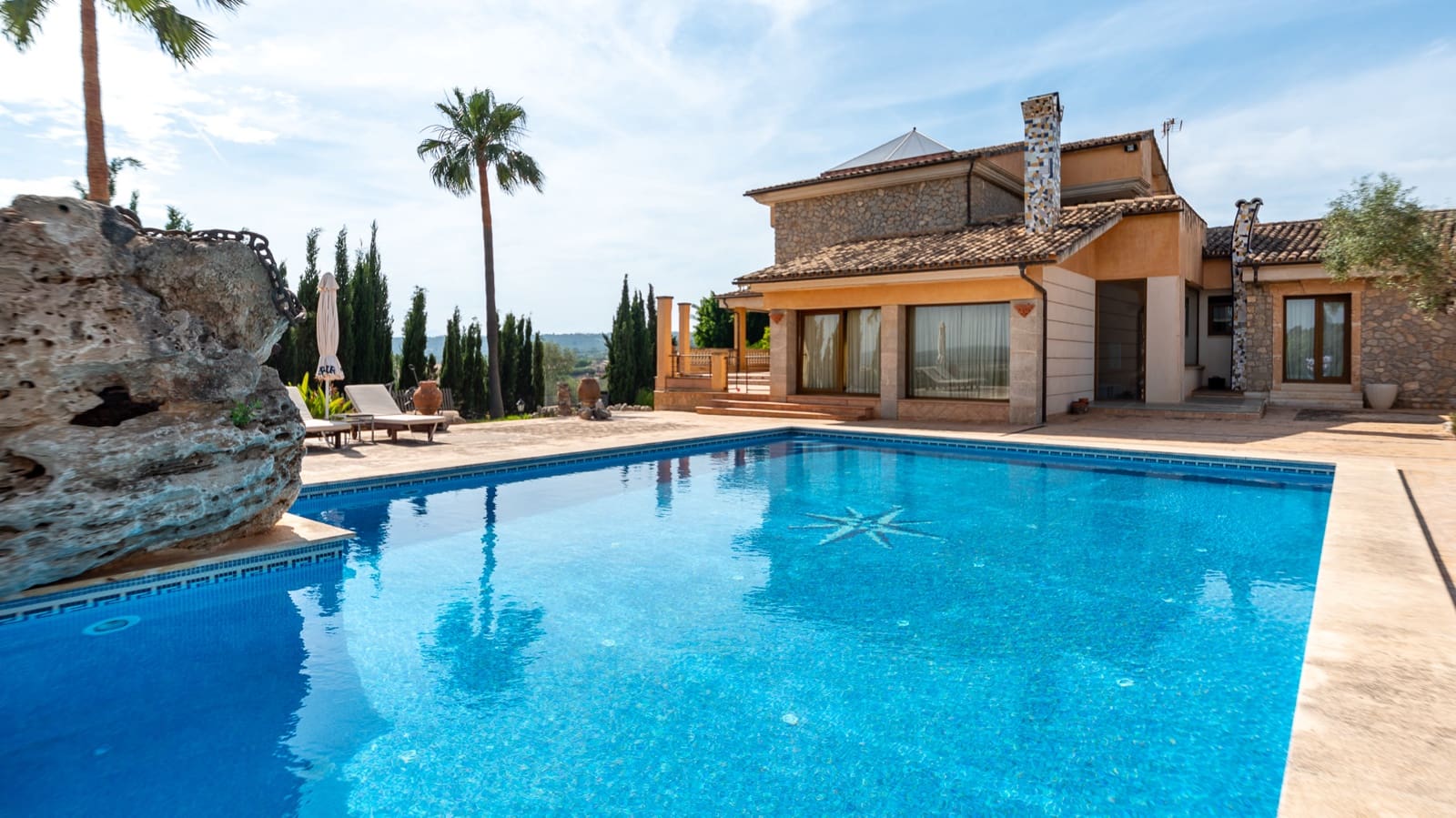 5 slaapkamer Villa te koop in Puntiro met zwembad garage - € 4.100.000 (Ref: 9397825)