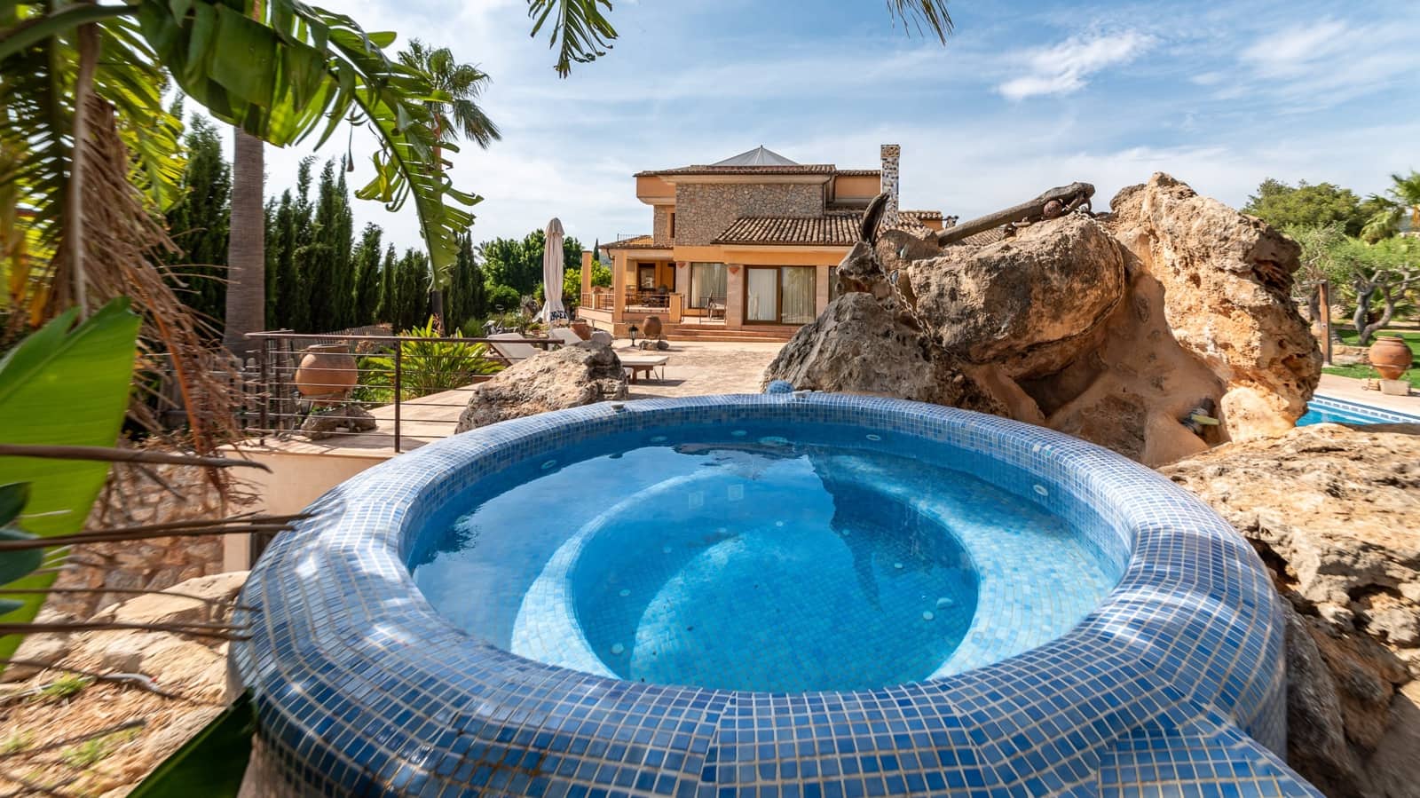 5 slaapkamer Villa te koop in Puntiro met zwembad garage - € 4.100.000 (Ref: 9397825)