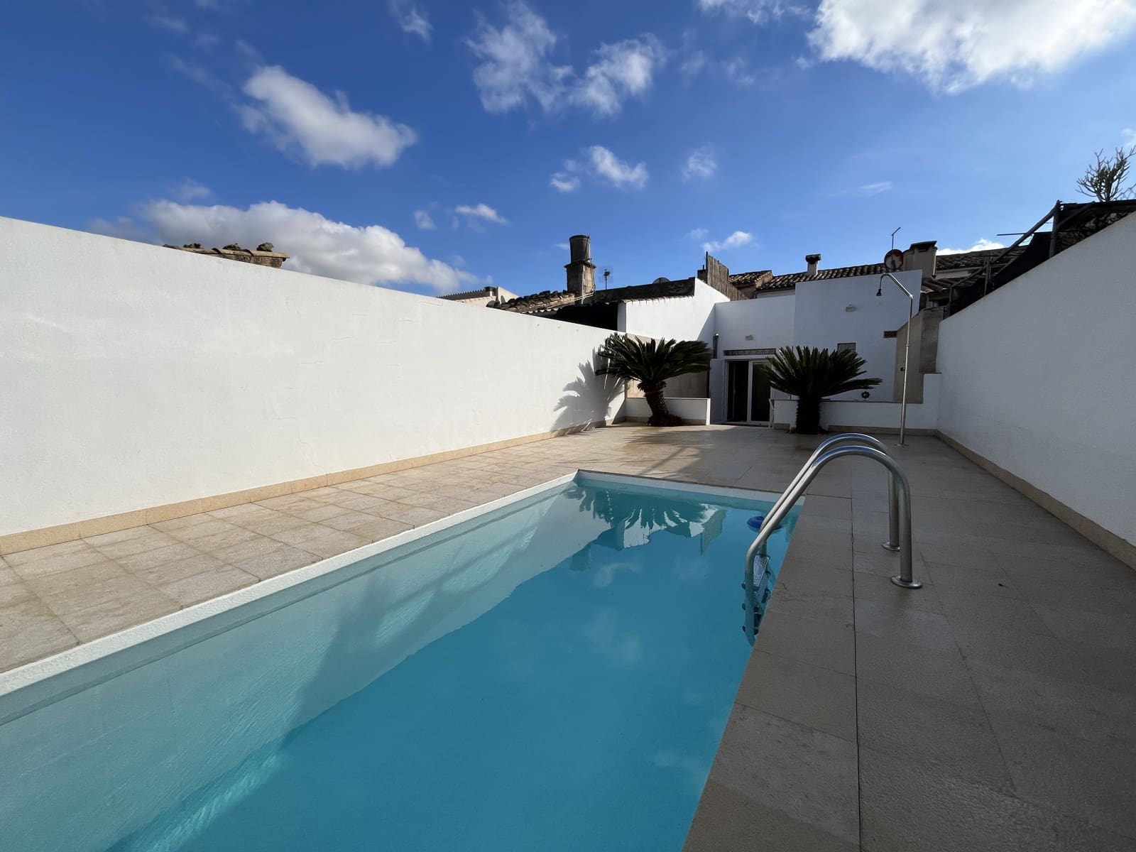 3 soveværelse Semi-Rækkehus til leje i Llubi med swimmingpool - € 1.800 (Ref: 9447245)