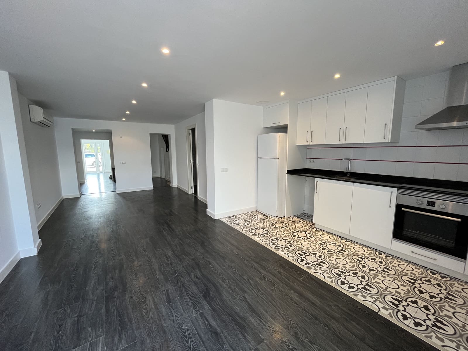 3 soveværelse Semi-Rækkehus til leje i Llubi med swimmingpool - € 1.800 (Ref: 9447245)