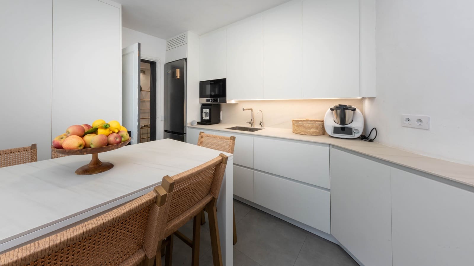 Villa/Maison de 6 chambres à louer à Costa d'en Blanes avec piscine garage - 8 500 € (Ref: 9479066)