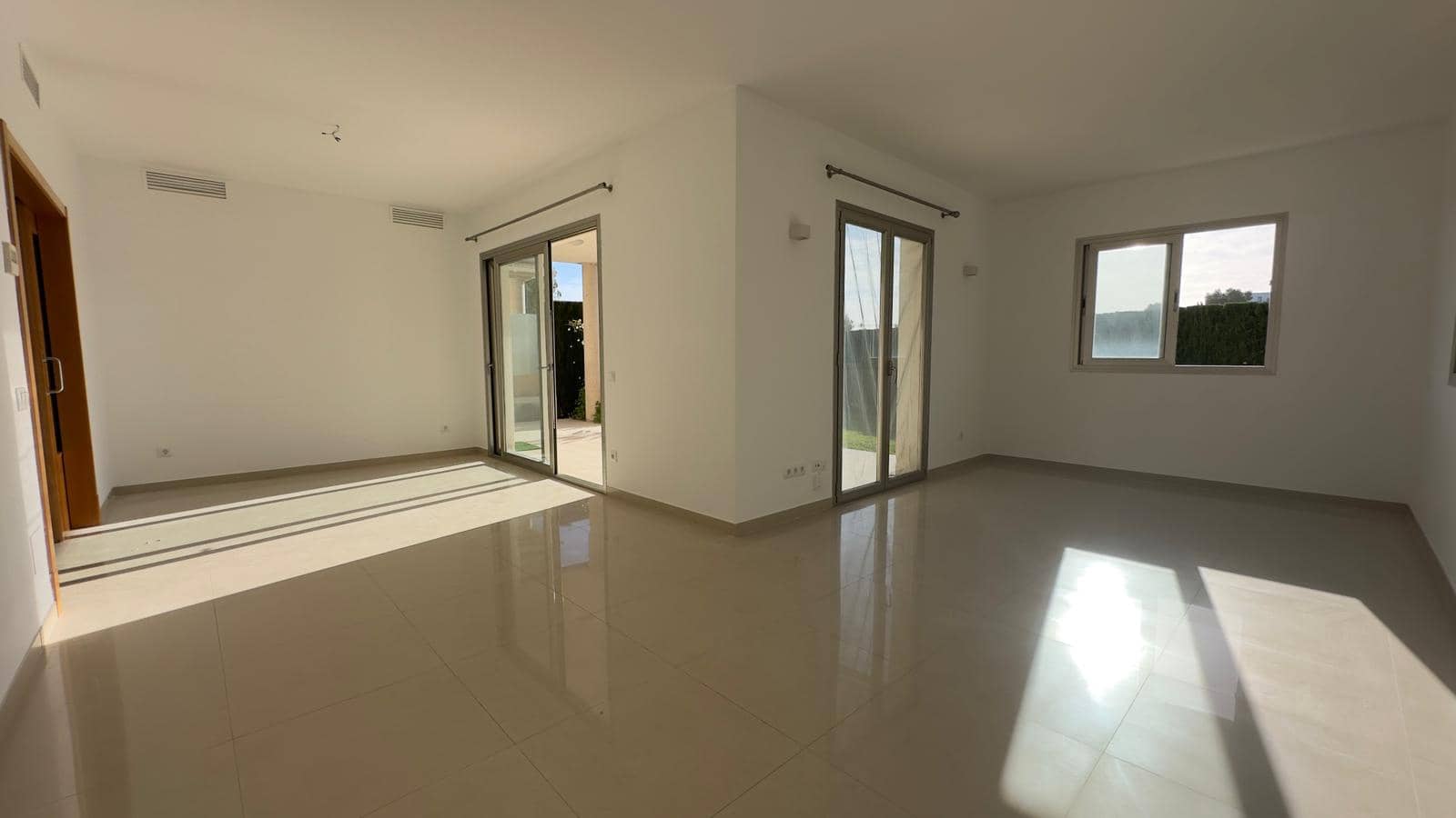 4 bedroom Semi-detached Villa for rent in Cala Vinyes / Cala Vinyas / Cala Vinas with garage - € 3,750 (Ref: 9496551)