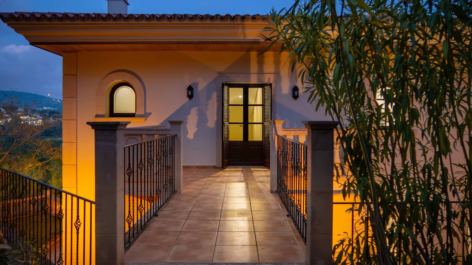 5 bedroom Villa for sale in Bendinat with pool garage - € 3,950,000 (Ref: 9525862)