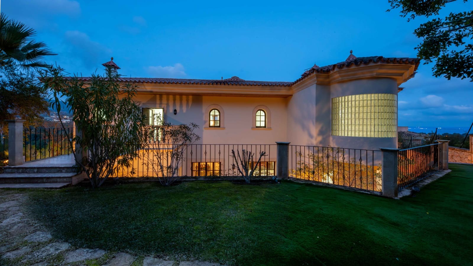 5 bedroom Villa for sale in Bendinat with pool garage - € 3,950,000 (Ref: 9525862)