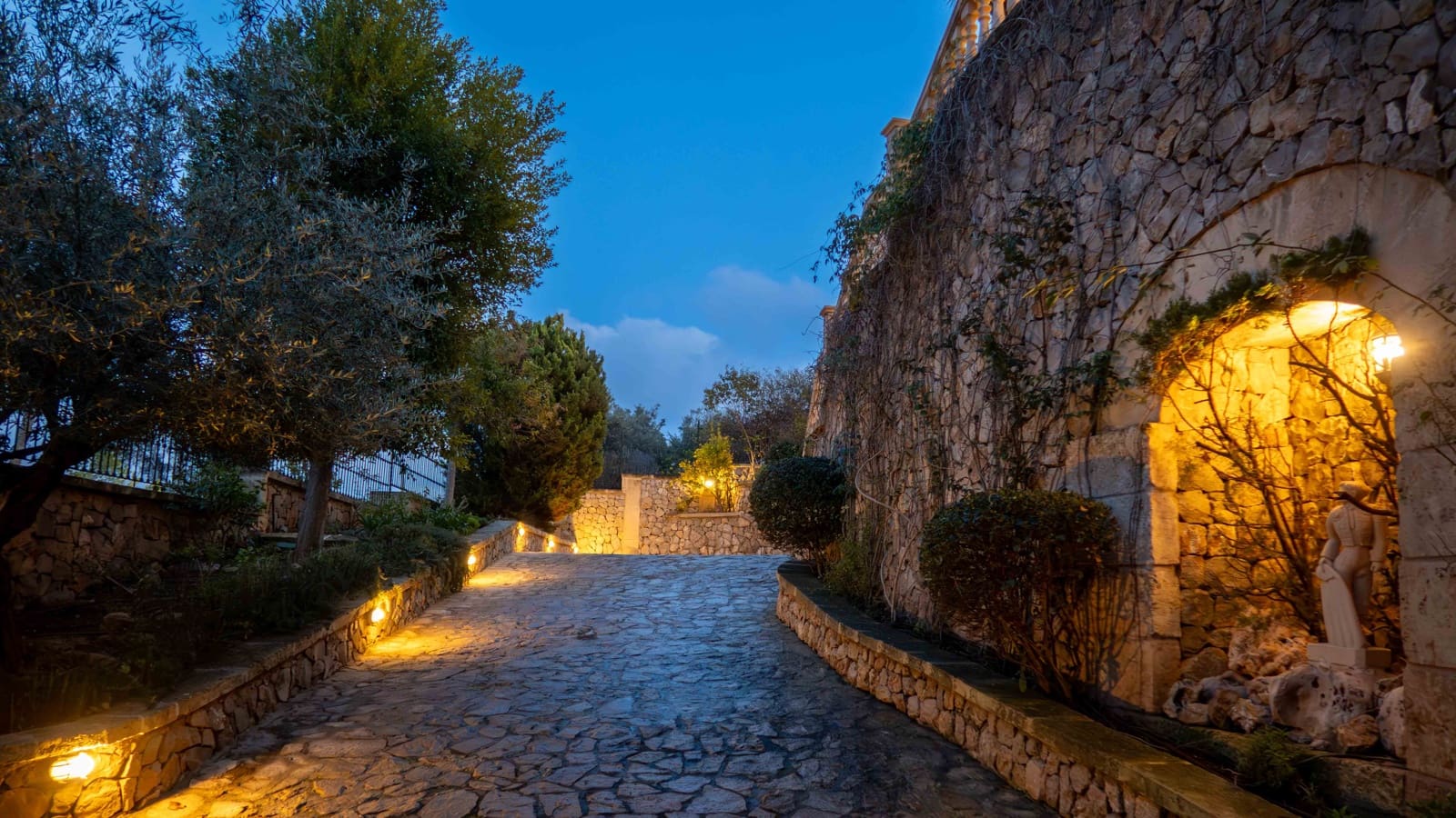 5 bedroom Villa for sale in Bendinat with pool garage - € 3,950,000 (Ref: 9525862)