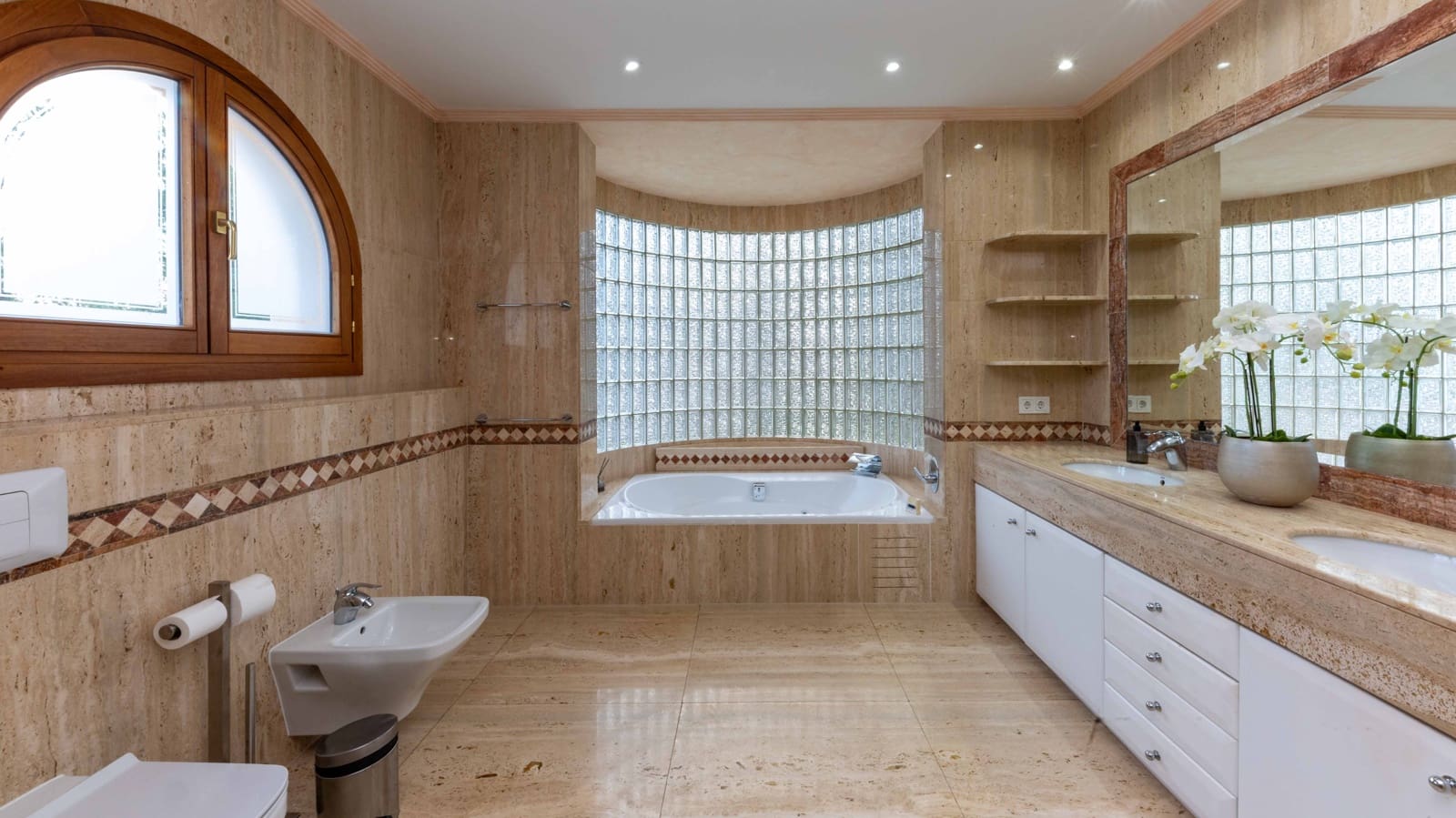 5 bedroom Villa for sale in Bendinat with pool garage - € 3,950,000 (Ref: 9525862)