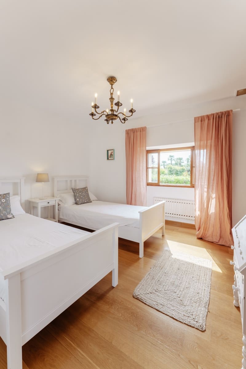 5 bedroom Villa for rent in Establiments with pool garage - € 7,200 (Ref: 9539724)