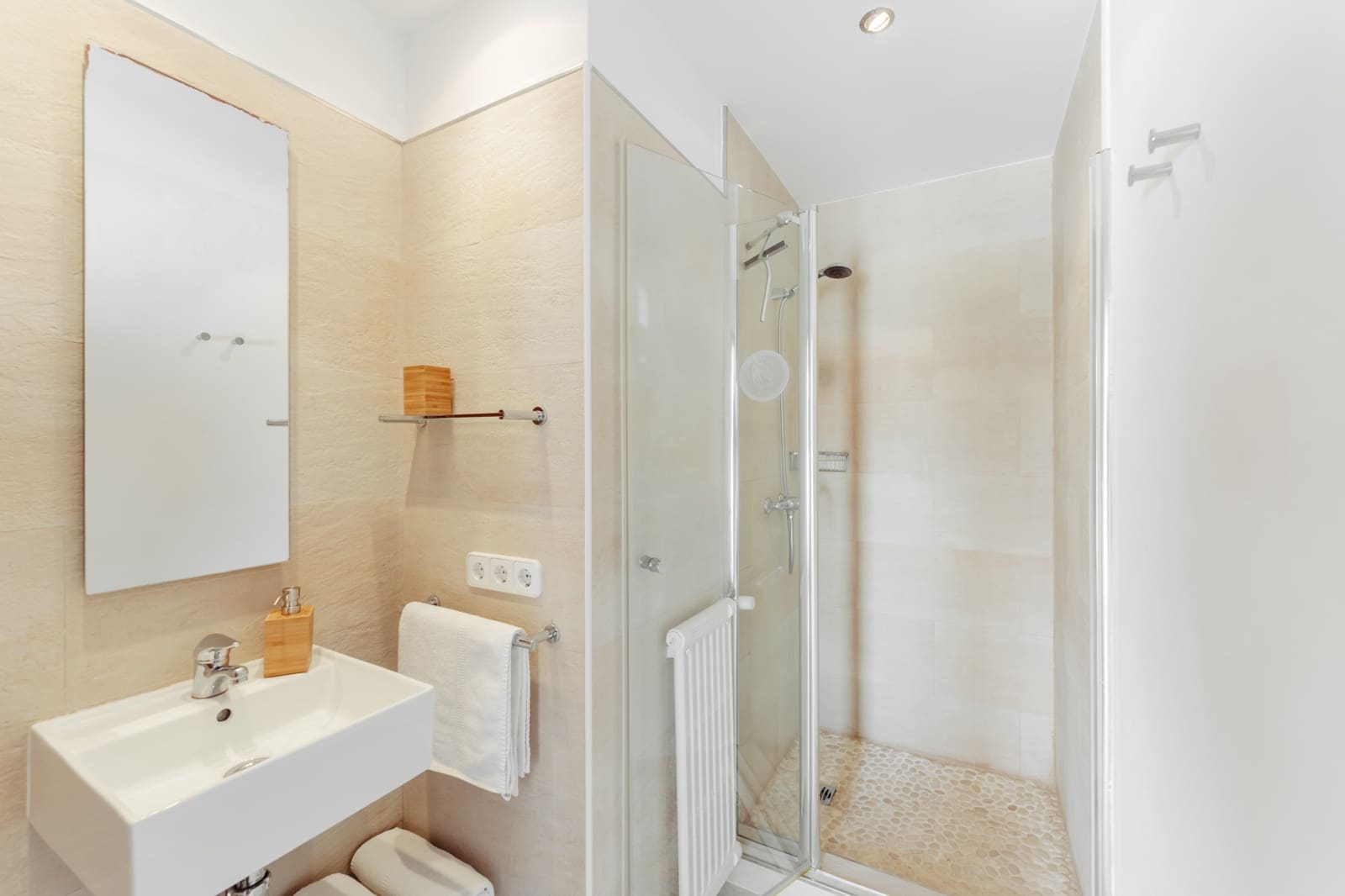 5 bedroom Villa for rent in Establiments with pool garage - € 7,200 (Ref: 9539724)