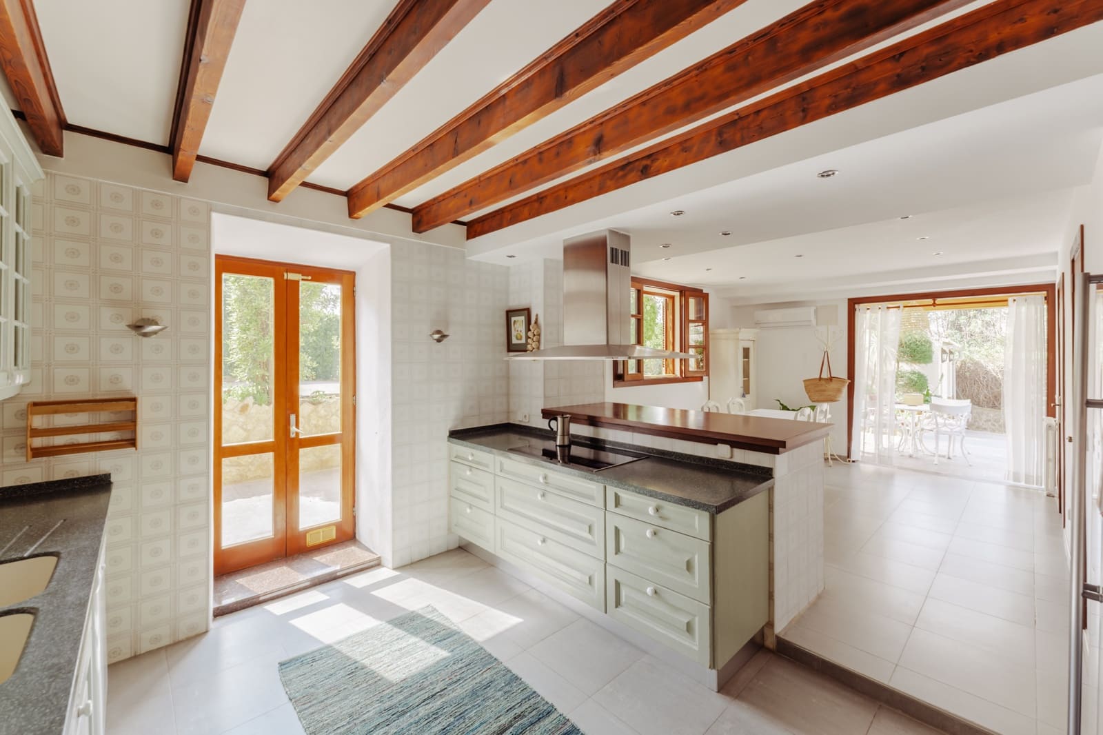 5 bedroom Villa for rent in Establiments with pool garage - € 7,200 (Ref: 9539724)