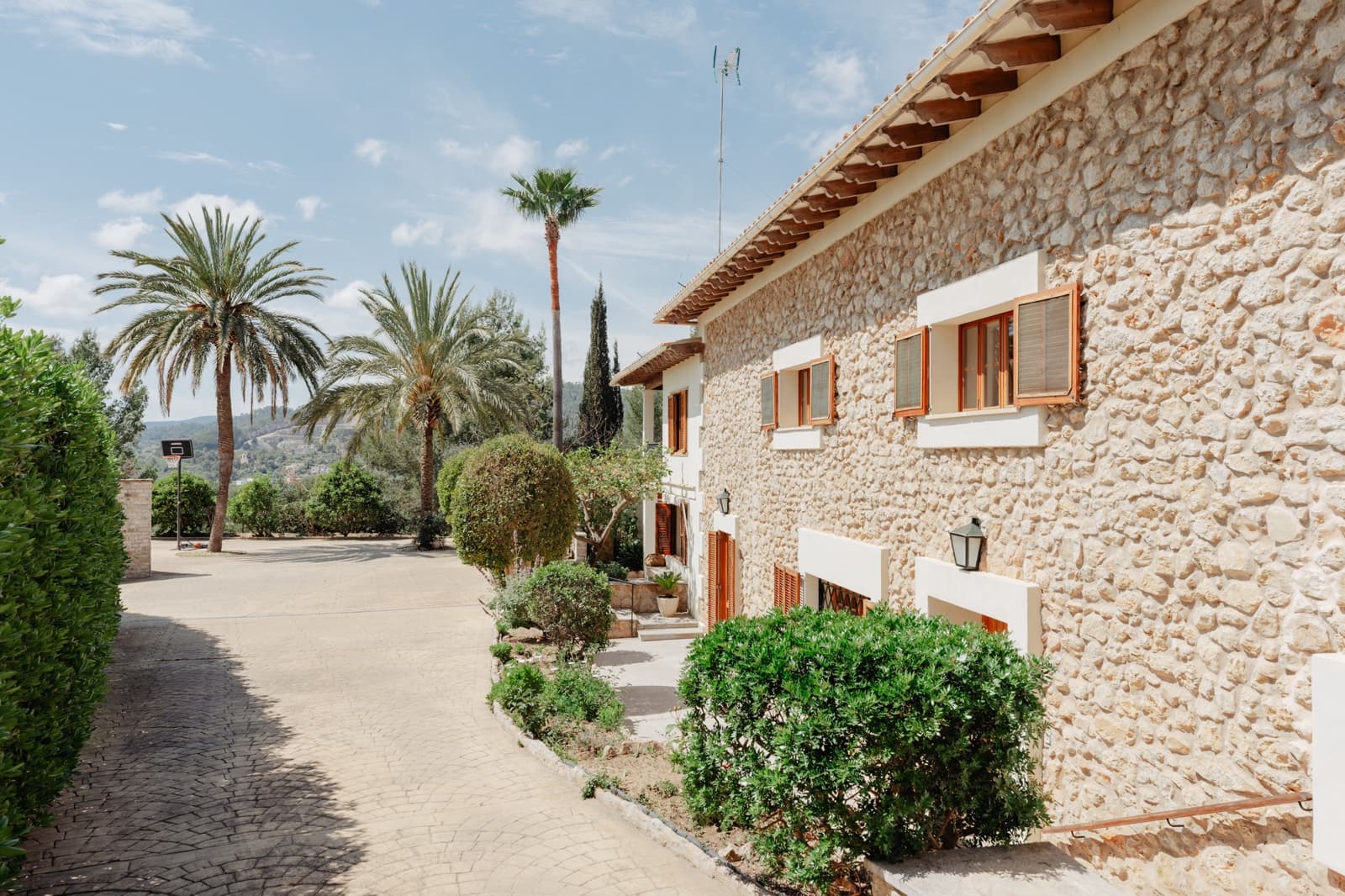 5 bedroom Villa for rent in Establiments with pool garage - € 7,200 (Ref: 9539724)