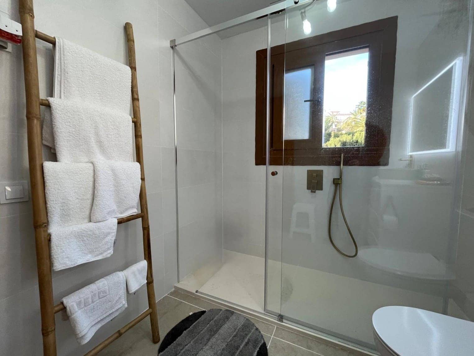 4 quarto Moradia para arrendar em Costa de la Calma com piscina garagem - 4 800 € (Ref: 9610312)