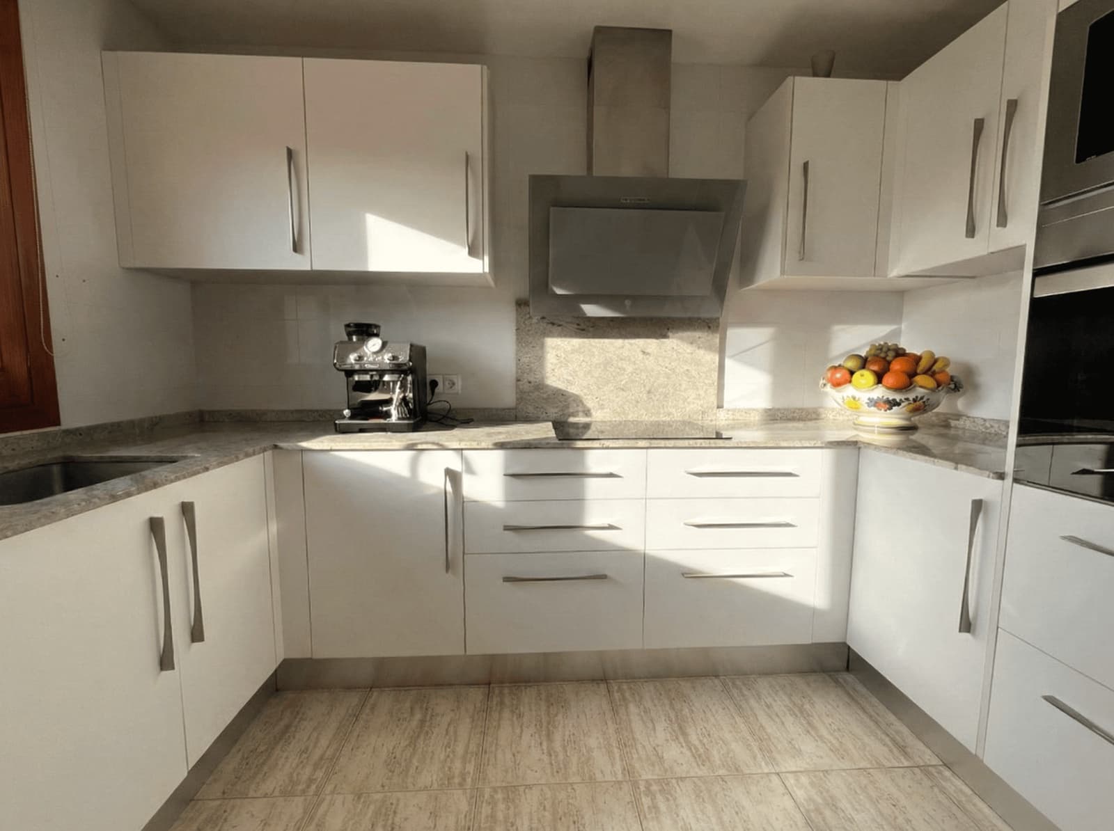 4 quarto Moradia para arrendar em Costa de la Calma com piscina garagem - 4 800 € (Ref: 9610312)