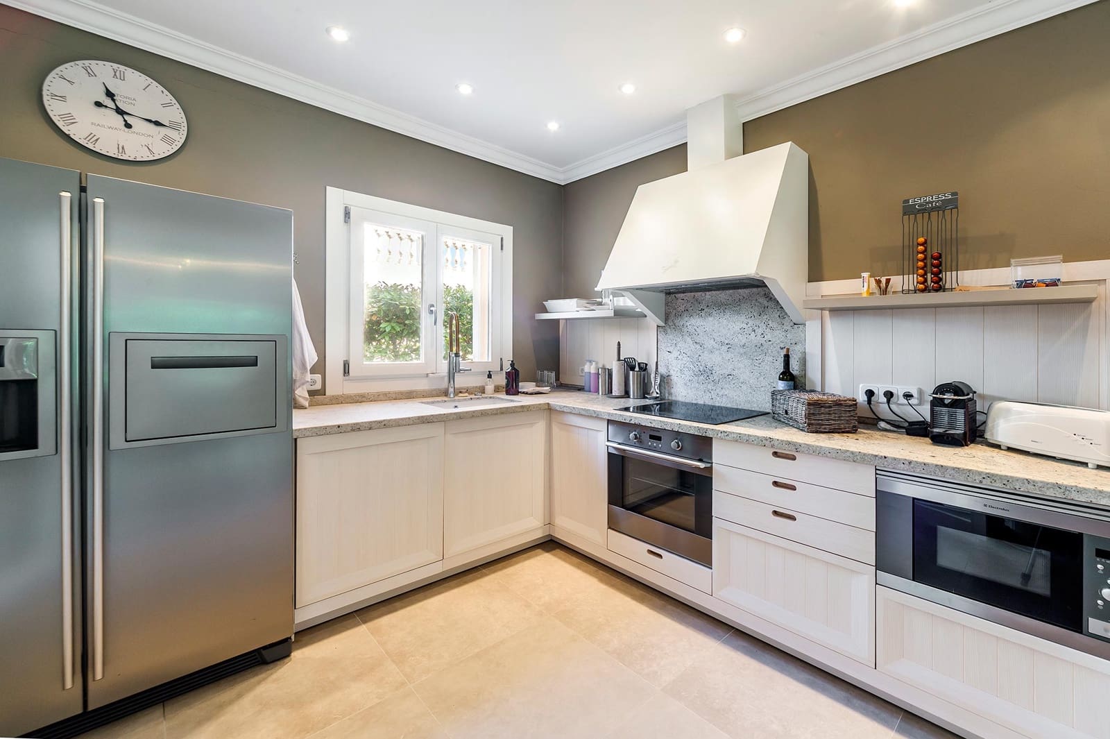 4 makuuhuone Huvila myytävänä paikassa Muro mukana 
autotalli - 1 750 000 € (Ref: 9679268)