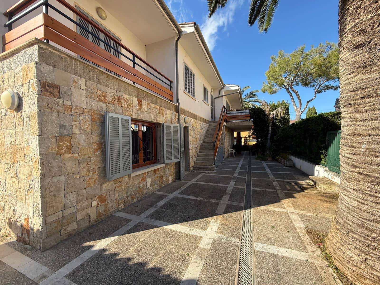 2 slaapkamer Villa te huur in Puerto de Alcudia met garage - € 2.000 (Ref: 9685779)