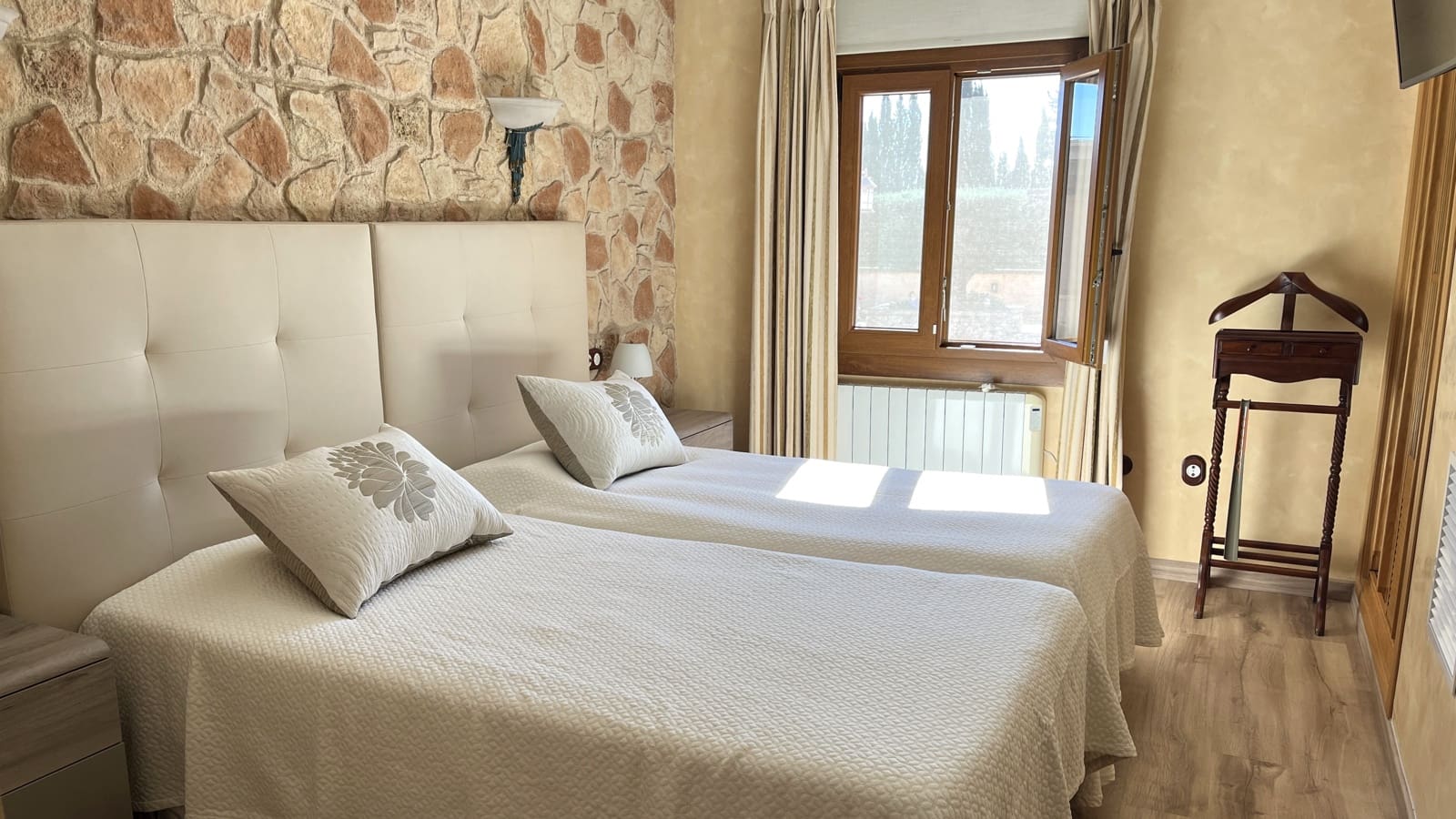 4 bedroom Finca/Country House for rent in Sencelles with pool garage - € 4,000 (Ref: 9694330)