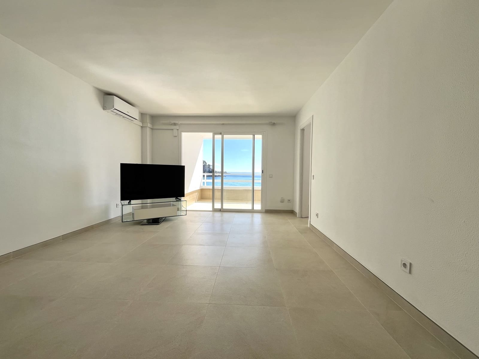 3 bedroom Apartment for rent in Cala Mayor with garage - € 2,700 (Ref: 9700146)