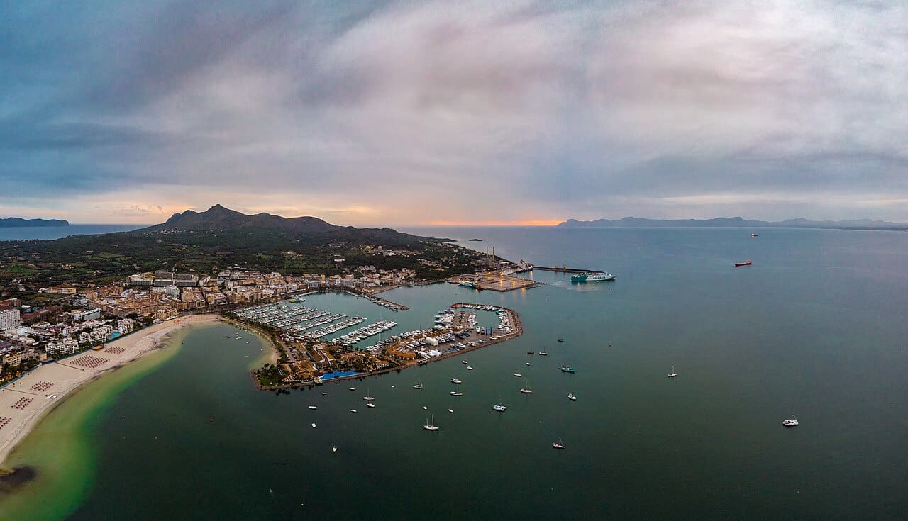 3 bedroom Villa for rent in Puerto de Alcudia with garage - € 2,000 (Ref: 9700147)