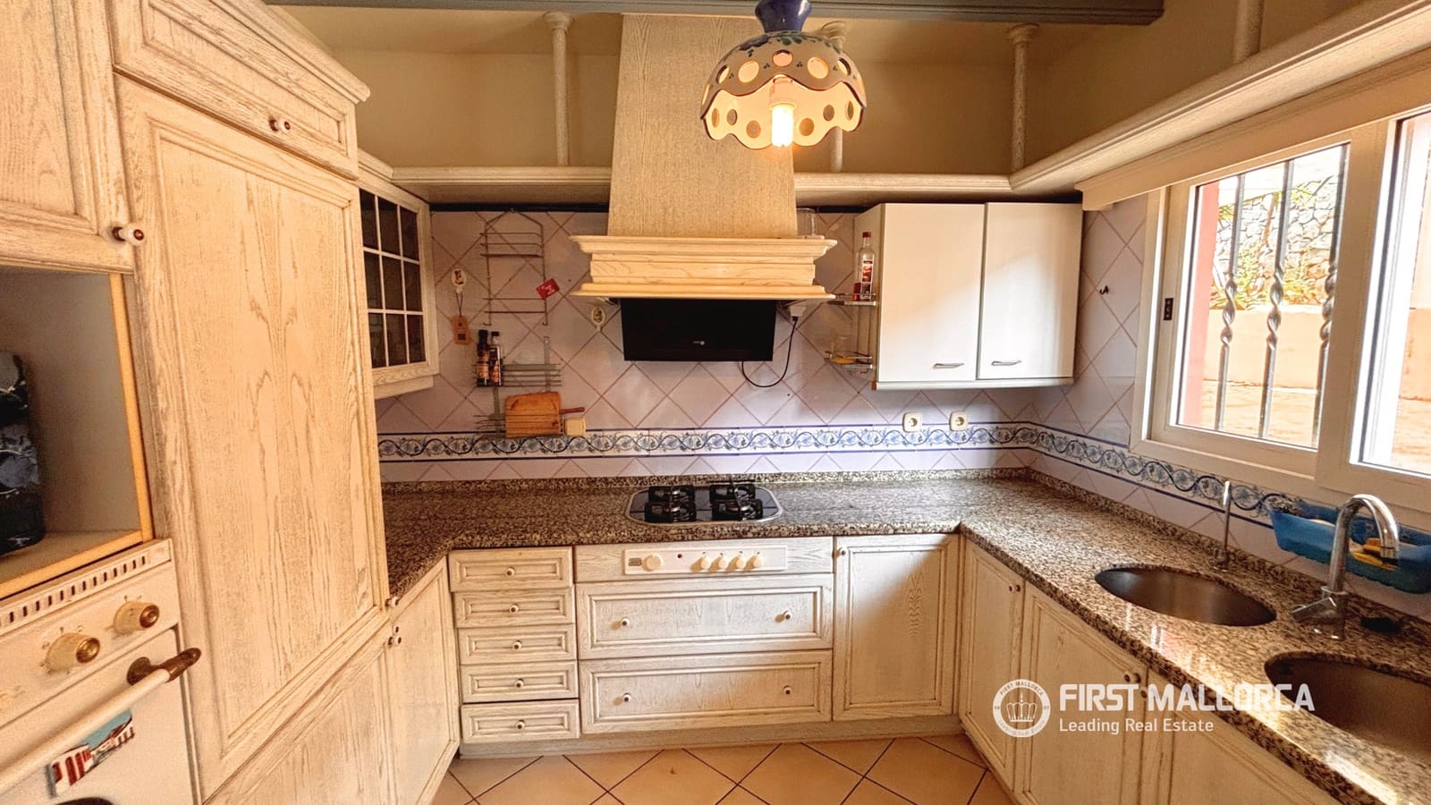 8 bedroom Villa for sale in Santa Ponsa with garage - € 1,100,000 (Ref: 9716726)