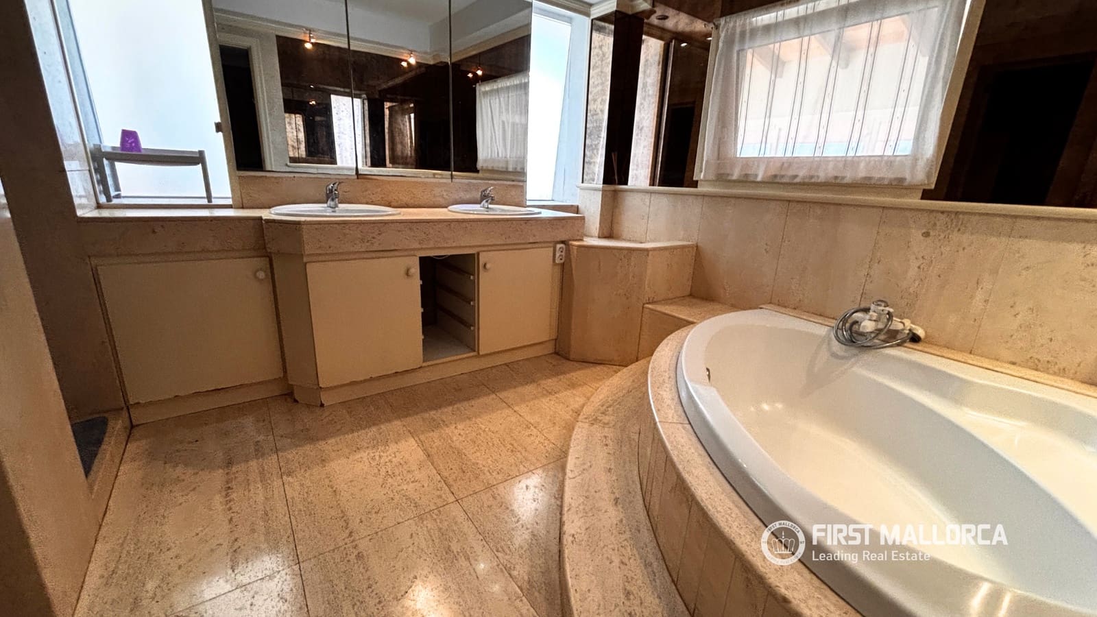 8 bedroom Villa for sale in Santa Ponsa with garage - € 1,100,000 (Ref: 9716726)