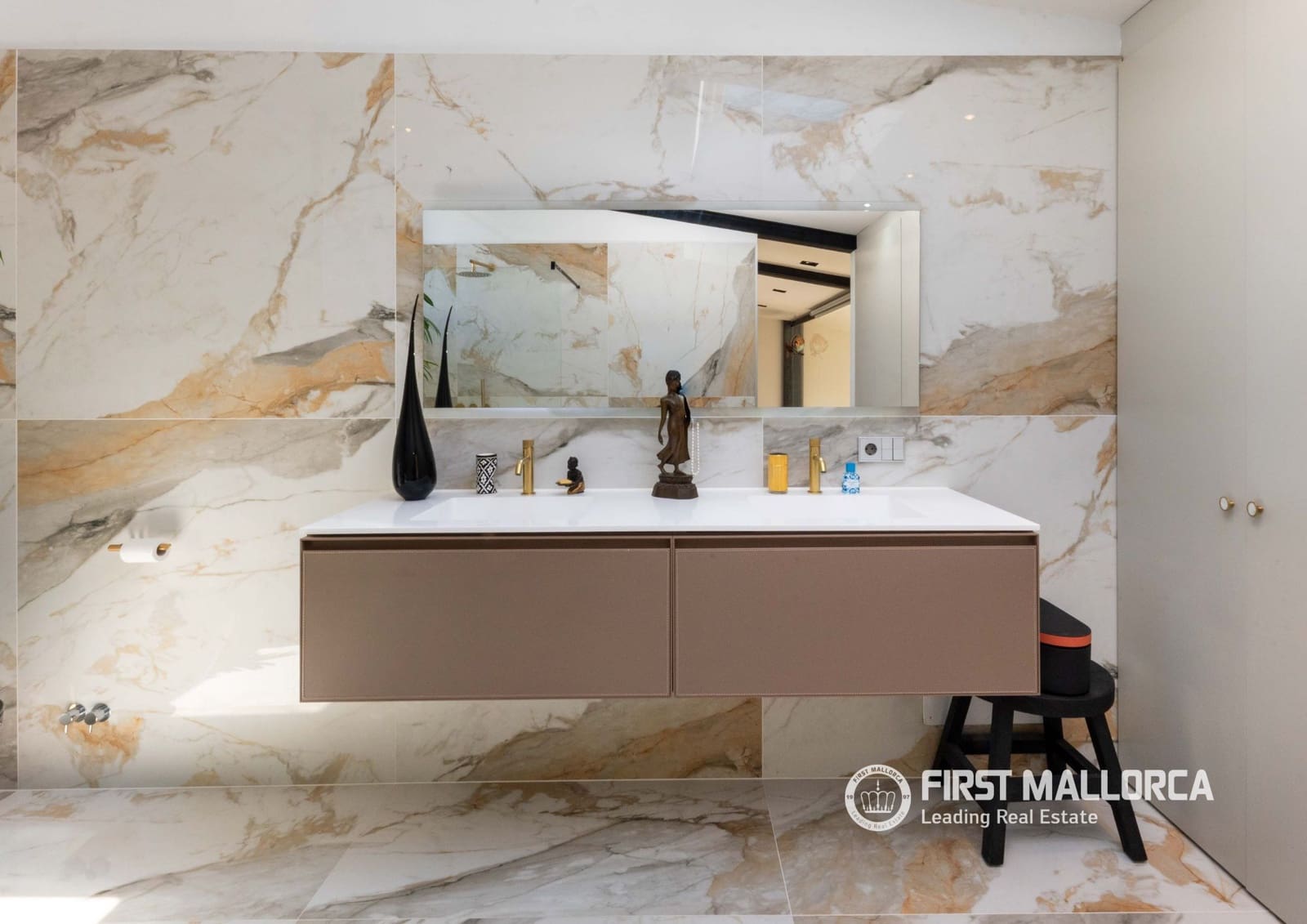 2 bedroom Apartment for sale in Genova with garage - € 1,800,000 (Ref: 9733960)