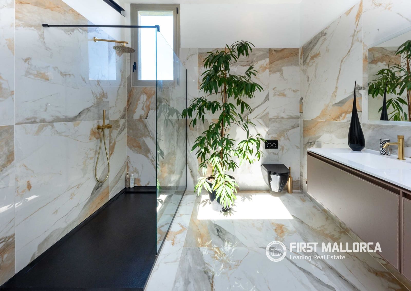 2 bedroom Apartment for sale in Genova with garage - € 1,800,000 (Ref: 9733960)