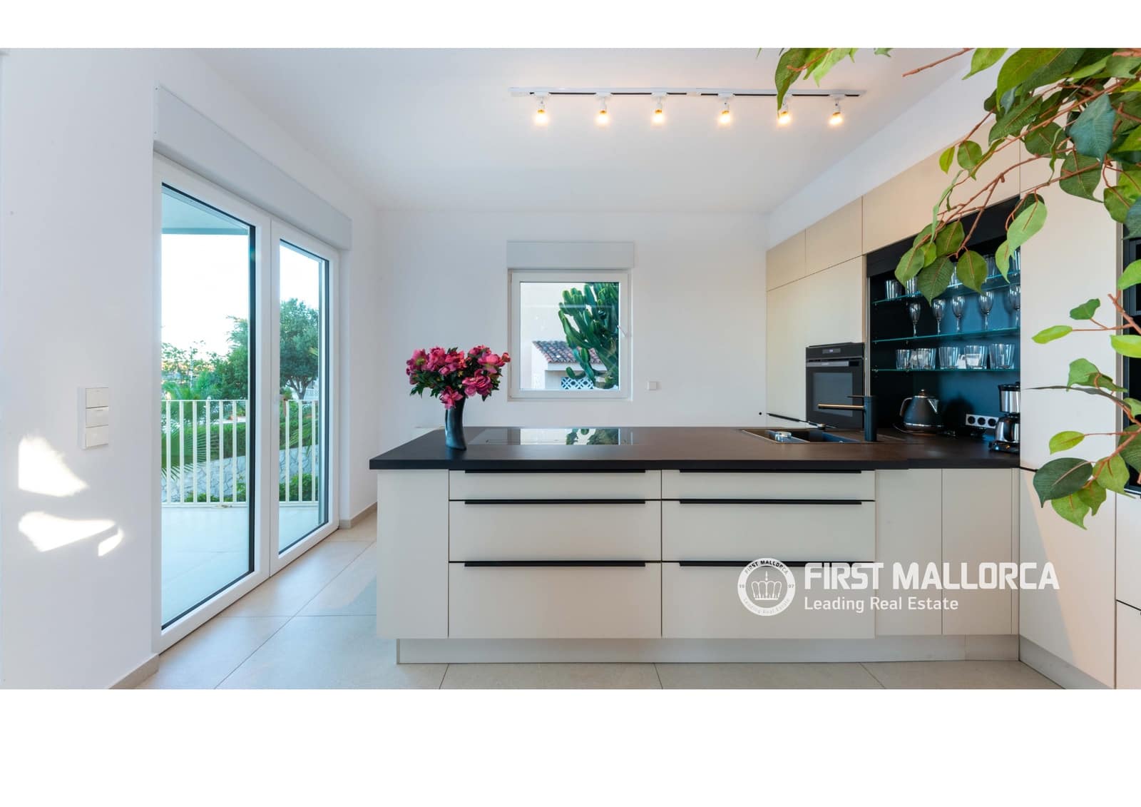 6 quarto Moradia para arrendar em Palmanova com piscina garagem - 9 950 € (Ref: 9750977)