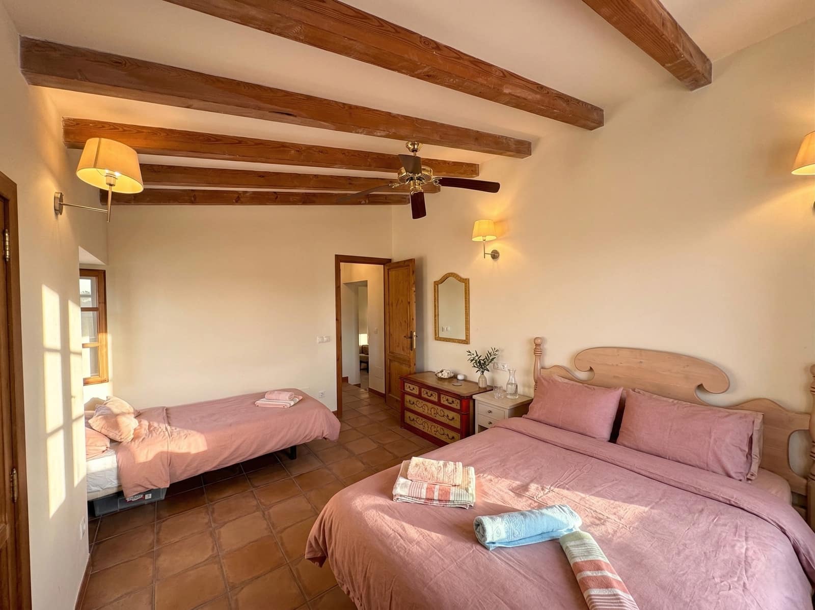 4 soveværelse Byhus til salg i Galilea med swimmingpool garage - € 1.295.000 (Ref: 9758111)