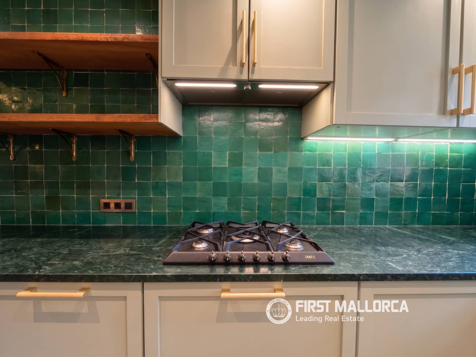 Penthouse de 2 chambres à louer à Bendinat avec piscine garage - 4 800 € (Ref: 9777223)