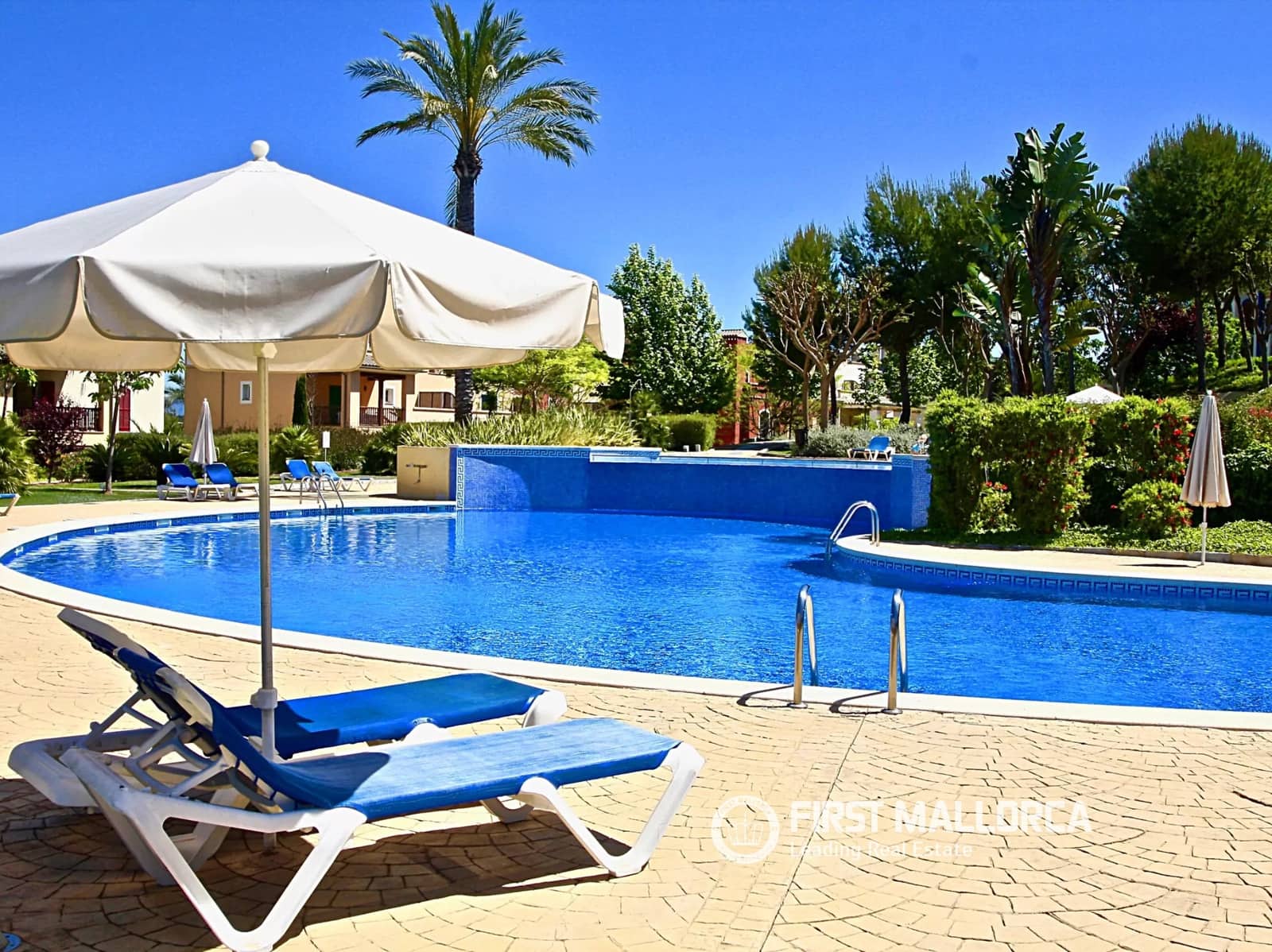 Penthouse de 2 chambres à louer à Bendinat avec piscine garage - 4 800 € (Ref: 9777223)