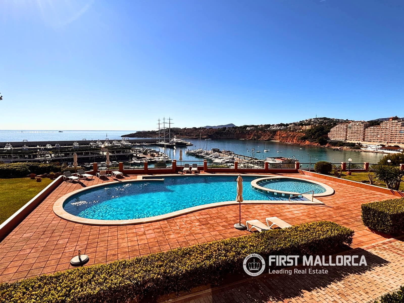 2 soveværelse Lejlighed til salg i El Toro / Port Adriano med garage - € 1.195.000 (Ref: 9782395)